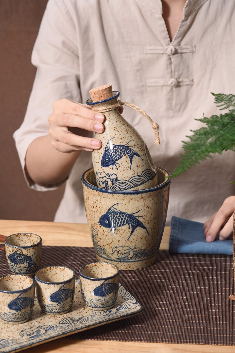 Juego de sake japonés de gres con botella tokkuri y copas ochoko