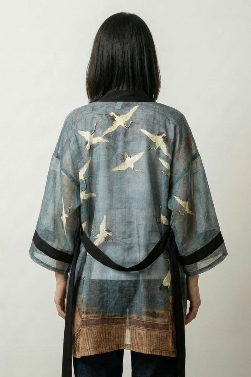 Kimono Albornoz Mujer Amaya vista trasera grullas en vuelo ribete dorado streetwear japonés Ropa Japonesa