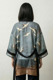 Kimono Albornoz Mujer Amaya vista trasera grullas en vuelo ribete dorado streetwear japonés Ropa Japonesa