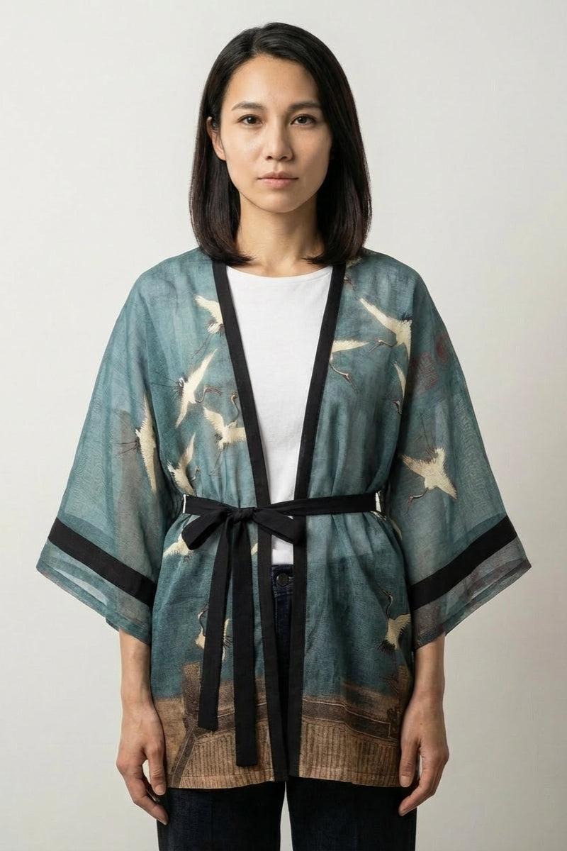 Kimono Albornoz Mujer Amaya azul grisáceo estampado de grullas en vuelo ribete inferior dorado corte abierto streetwear japonés Ropa Japonesa