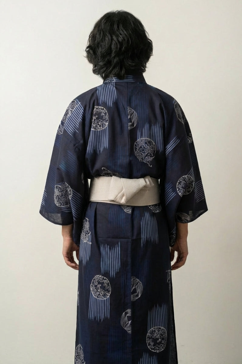 Kimono algodón hombre Tatewaku azul marino motivo tatewaku vapor ascendente rayas verticales ikat kamon medallones algodón obi gris vista trasera mangas anchas estilo streetwear japonés Ropa Japonesa