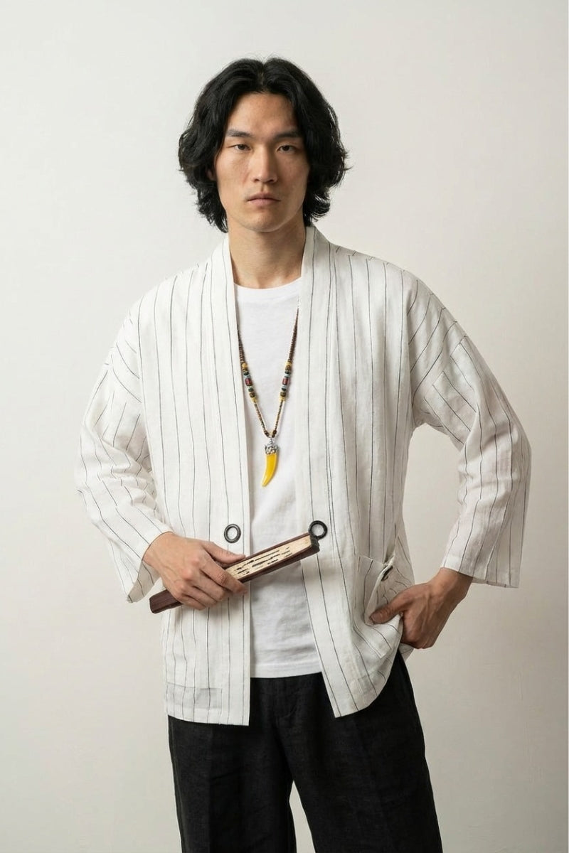 Kimono blanco de hombre Takao de rayas verticales finas negras de algodón lino corte recto mangas tres cuartos estilo streetwear japonés Ropa Japonesa