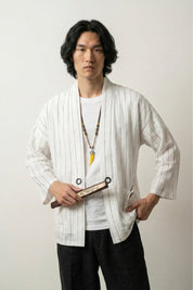 Kimono blanco de hombre Takao de rayas verticales finas negras de algodón lino corte recto mangas tres cuartos estilo streetwear japonés Ropa Japonesa