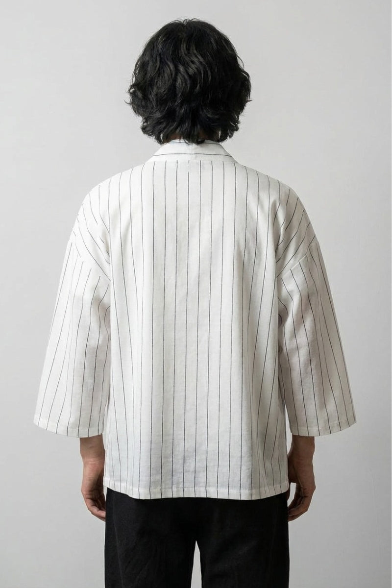 Kimono blanco de hombre Takao vista trasera rayas verticales de algodón lino mangas tres cuartos streetwear japonés Ropa Japonesa
