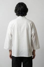 Kimono blanco de hombre Takao vista trasera rayas verticales de algodón lino mangas tres cuartos streetwear japonés Ropa Japonesa