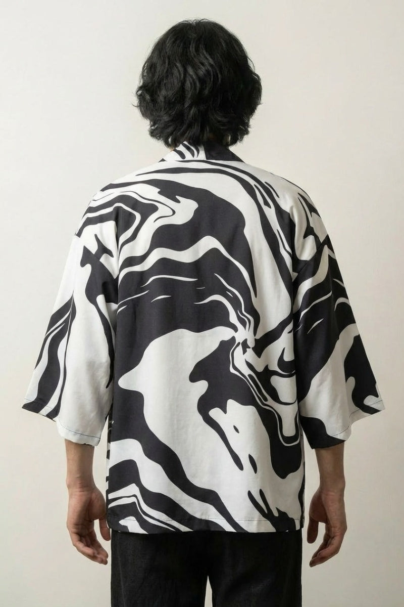 Kimono blanco y negro Edición Kaito vista trasera con motivo de mármol fluido remolinos sumi-e de algodón mangas tres cuartos streetwear japonés Ropa Japonesa