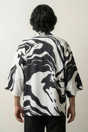 Kimono blanco y negro Edición Kaito vista trasera con motivo de mármol fluido remolinos sumi-e de algodón mangas tres cuartos streetwear japonés Ropa Japonesa