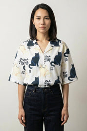Kimono Camisa Mujer Masako blanca estampado de gatos negros y kanji corte abierto streetwear japonés Ropa Japonesa