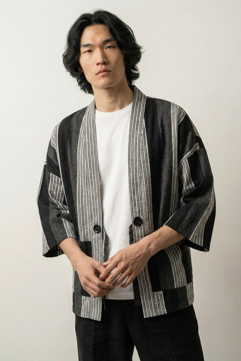 Cárdigan kimono a rayas Shurina negro hombre rayas verticales shima blancas sobre fondo negro de algodón lino corte recto mangas tres cuartos estilo streetwear japonés Ropa Japonesa
