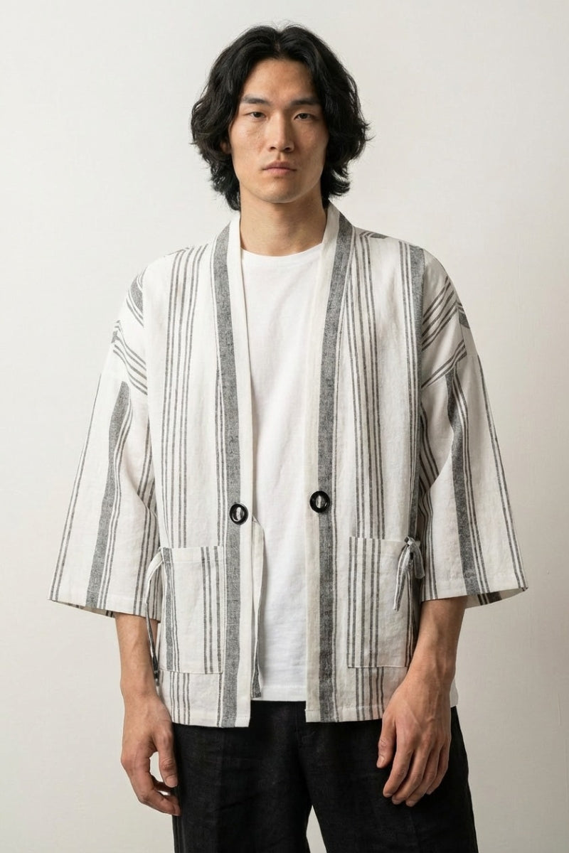 Cárdigan kimono a rayas Shurina blanco hombre rayas verticales shima negras sobre fondo blanco de algodón lino corte recto mangas tres cuartos estilo streetwear japonés Ropa Japonesa
