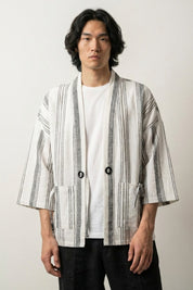 Cárdigan kimono a rayas Shurina blanco hombre rayas verticales shima negras sobre fondo blanco de algodón lino corte recto mangas tres cuartos estilo streetwear japonés Ropa Japonesa