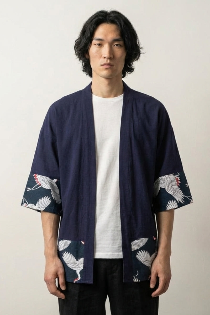 Cárdigan estilo kimono hombre Hisashi azul marino mangas cortas paneles con motivo de grullas tsuru blancas sobre marino streetwear japonés Ropa Japonesa