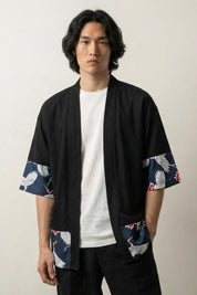 Cárdigan kimono hombre Hisashi negro mangas cortas paneles con motivo de grullas tsuru blancas sobre marino streetwear japonés Ropa Japonesa