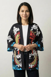 Kimono Cárdigan Mujer Saori negro estampado de carpa koi roja entre nubes y olas corte abierto streetwear japonés Ropa Japonesa