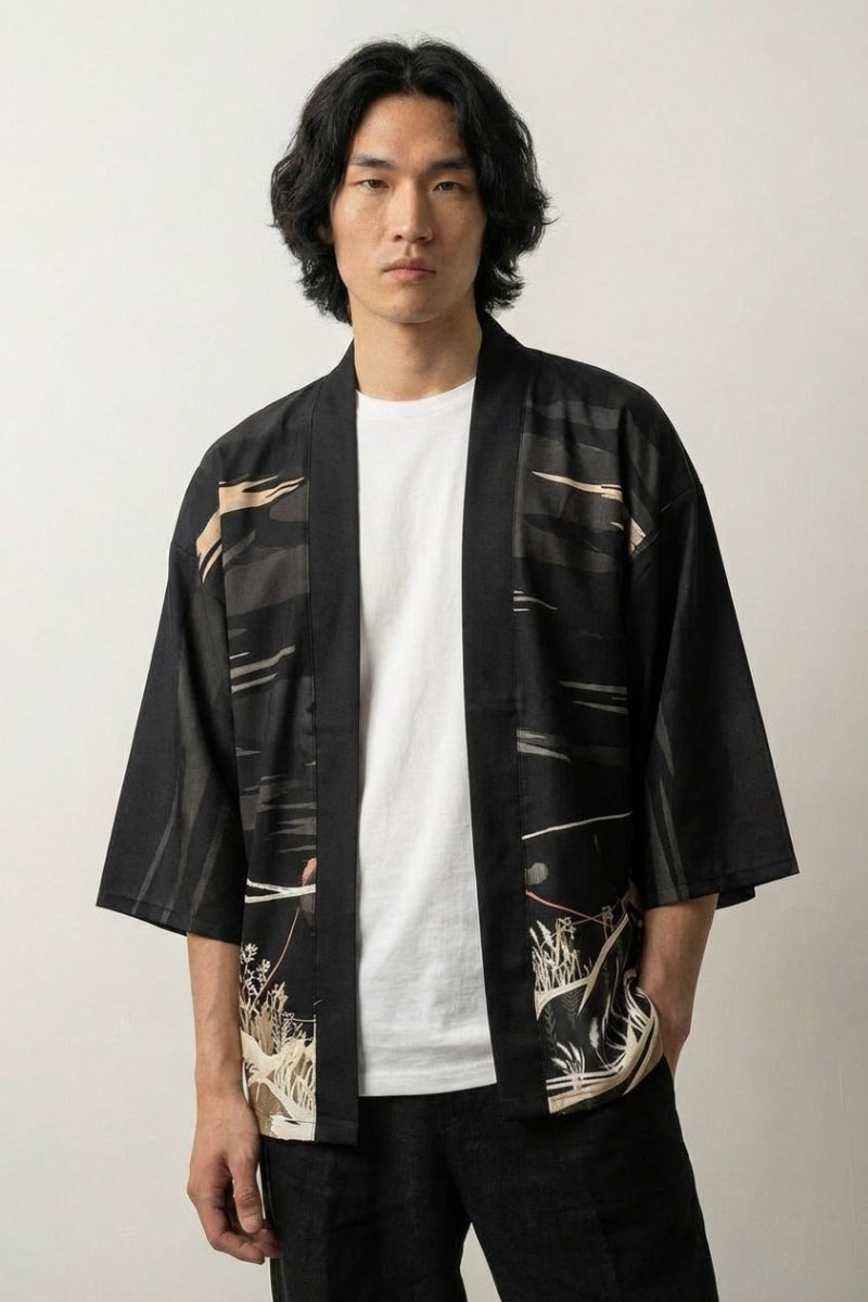 Cárdigan kimono para hombre Hikaru con paisaje de templo japonés con torii de madera sobre fondo negro y beige arena de algodón corte haori mangas tres cuartos streetwear japonés Ropa Japonesa