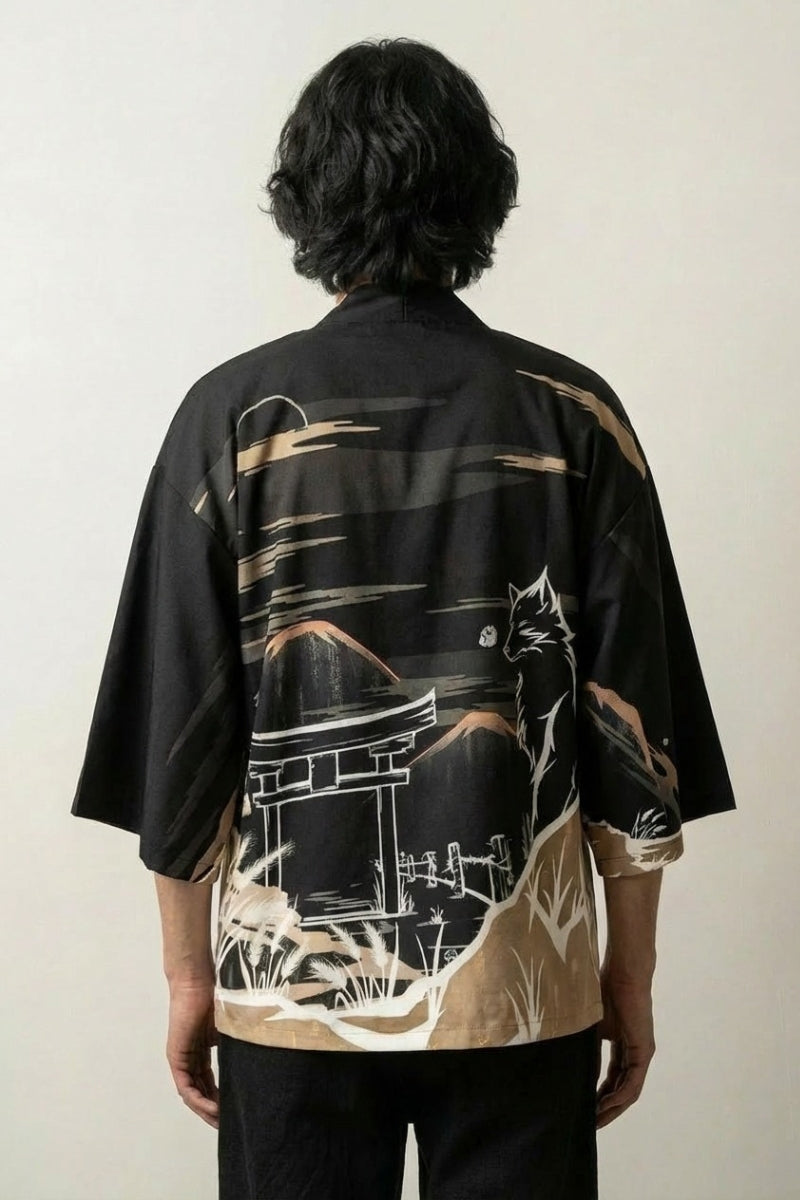 Cárdigan kimono para hombre Hikaru vista trasera con paisaje de templo japonés torii de madera negro beige de algodón mangas tres cuartos streetwear japonés Ropa Japonesa