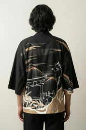 Cárdigan kimono para hombre Hikaru vista trasera con paisaje de templo japonés torii de madera negro beige de algodón mangas tres cuartos streetwear japonés Ropa Japonesa