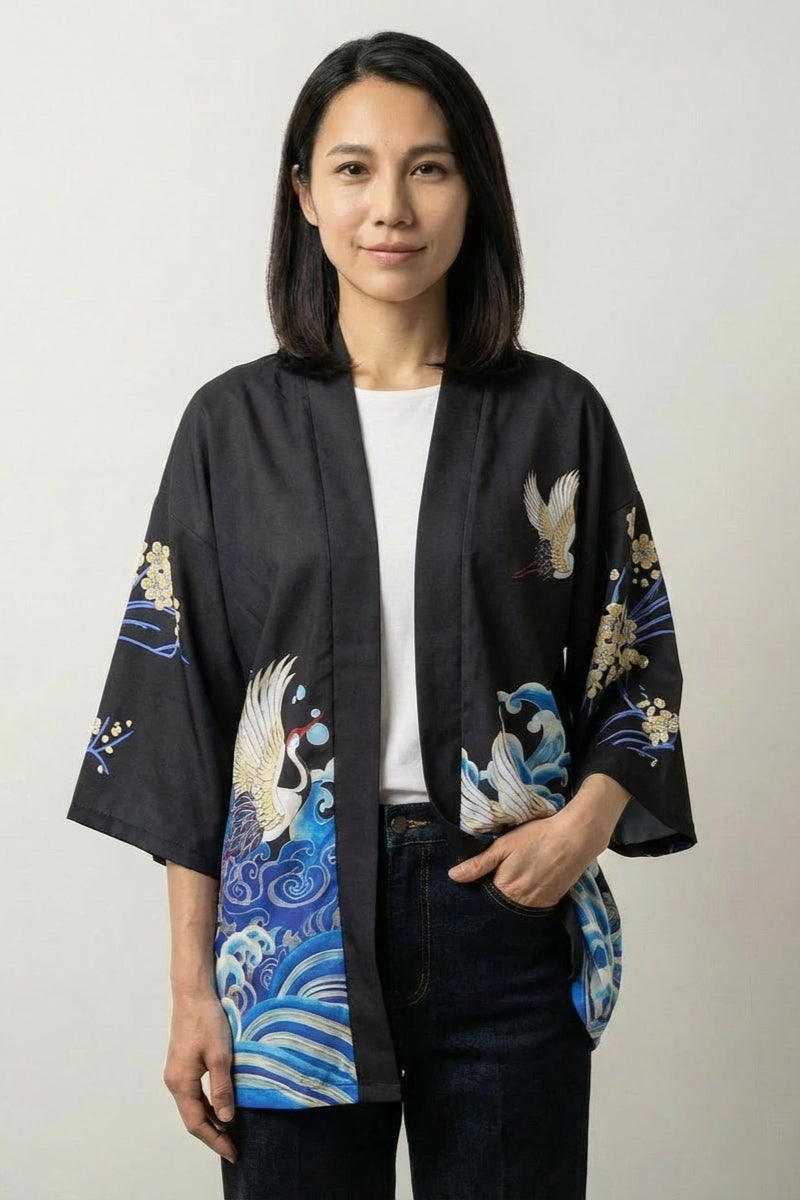Chaqueta Kimono Mujer Sanaé negra estampado ola Hokusai carpa koi grulla mangas tres cuartos streetwear japonés Ropa Japonesa