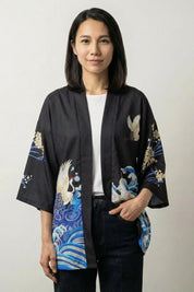 Chaqueta Kimono Mujer Sanaé negra estampado ola Hokusai carpa koi grulla mangas tres cuartos streetwear japonés Ropa Japonesa