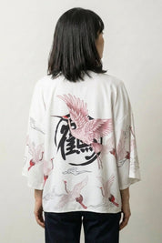 Chaqueta kimono para mujer Haruko blanca vista trasera gran grulla rosa y gran kanji grulla streetwear japonés Ropa Japonesa