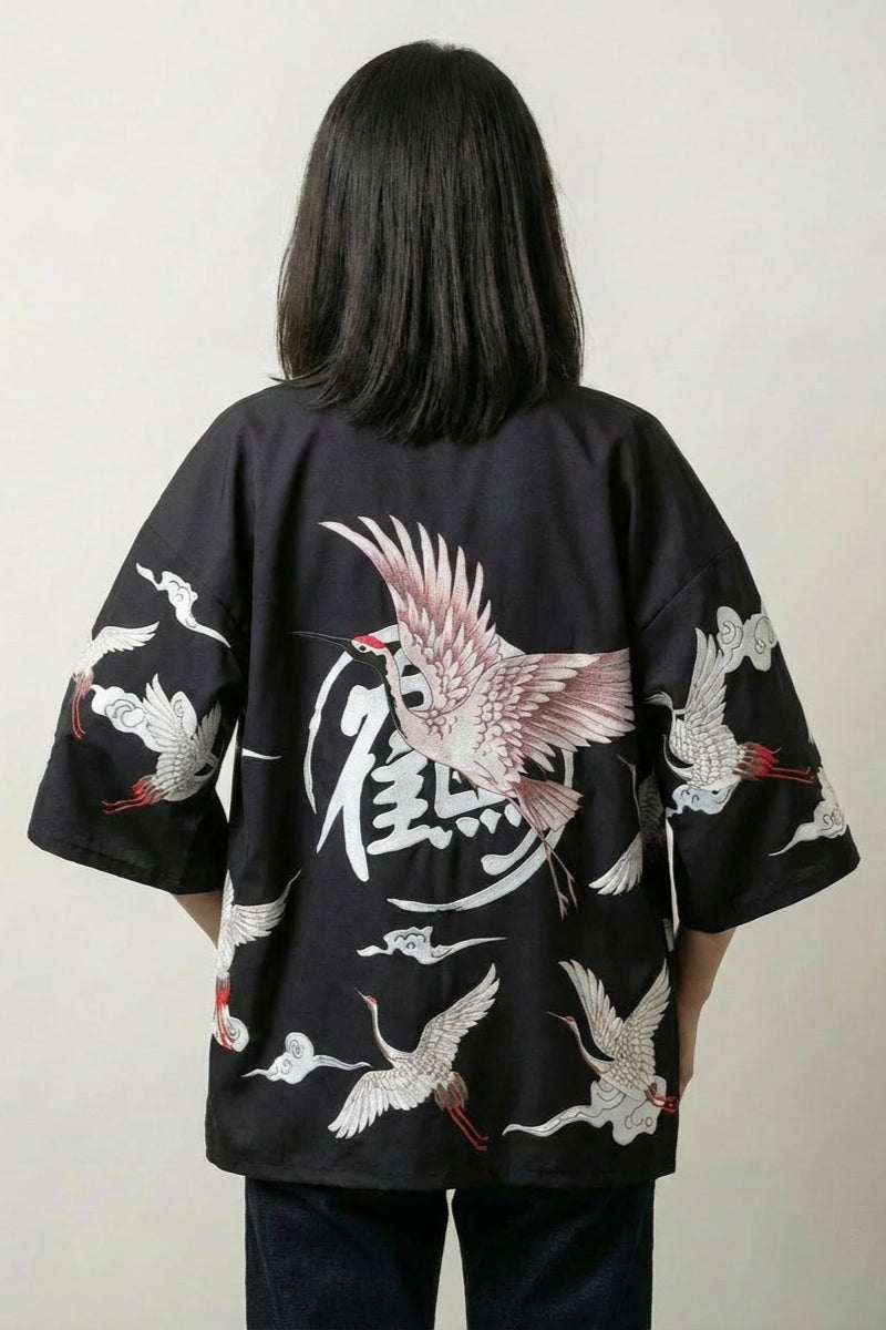 Chaqueta kimono para mujer Haruko negra vista trasera gran grulla rosada y gran kanji grulla streetwear japonés Ropa Japonesa