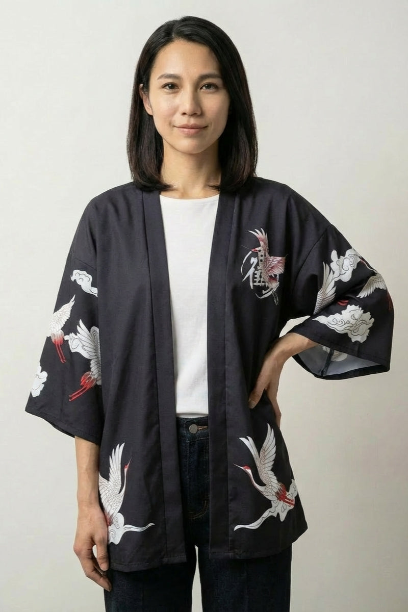 Chaqueta kimono para mujer Haruko negra estampado de grullas en vuelo y nubes corte abierto streetwear japonés Ropa Japonesa