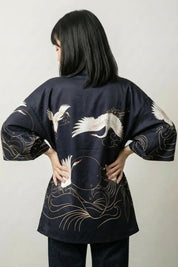 Kimono corto para mujer Setsuko negro vista trasera grullas tsuru blancas streetwear japonés Ropa Japonesa