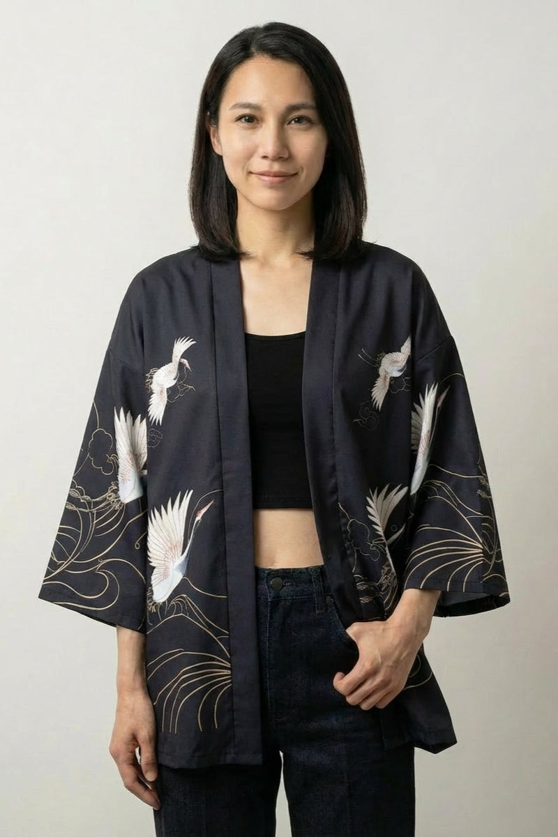 Kimono corto para mujer Setsuko negro estampado de grullas blancas e hilos dorados corte abierto streetwear japonés Ropa Japonesa