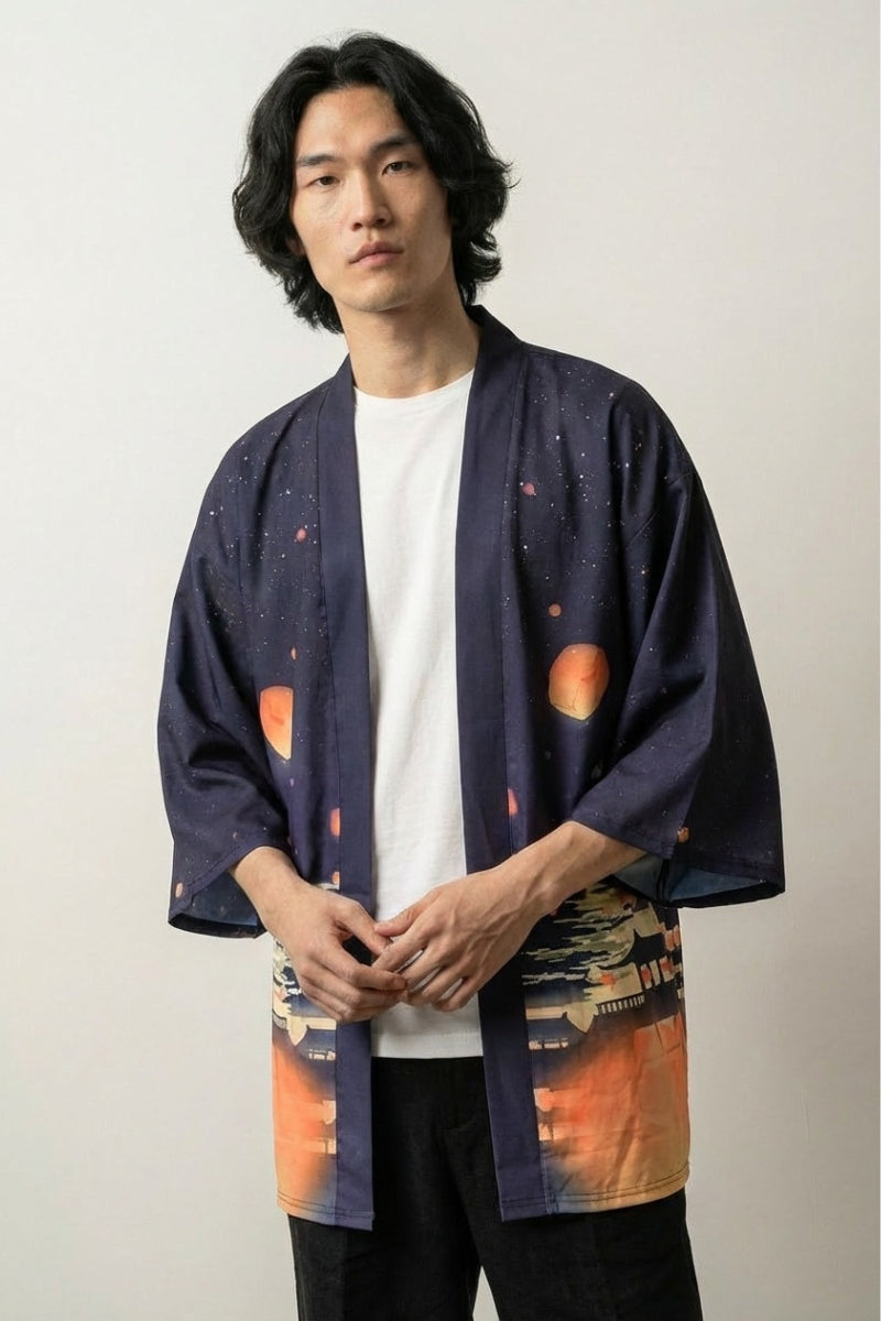 Kimono de fiesta para hombre Matsuri con motivo de escena de festival nocturno farolillos chōchin naranja pueblo estrellas sobre marino de algodón corte haori mangas tres cuartos streetwear japonés Ropa Japonesa
