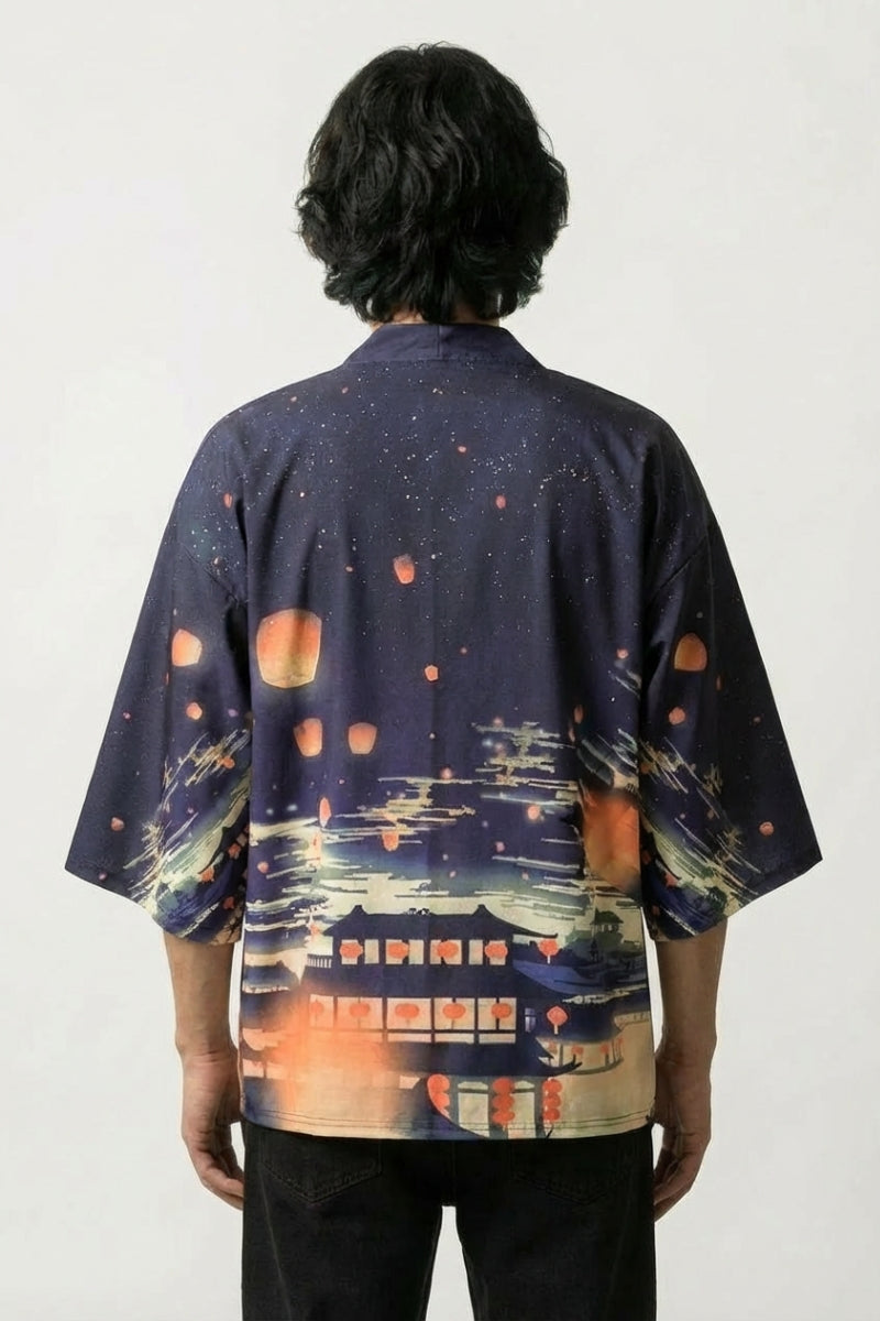 Kimono de fiesta para hombre Matsuri vista trasera escena de festival nocturno farolillos chōchin naranja marino de algodón mangas tres cuartos streetwear japonés Ropa Japonesa