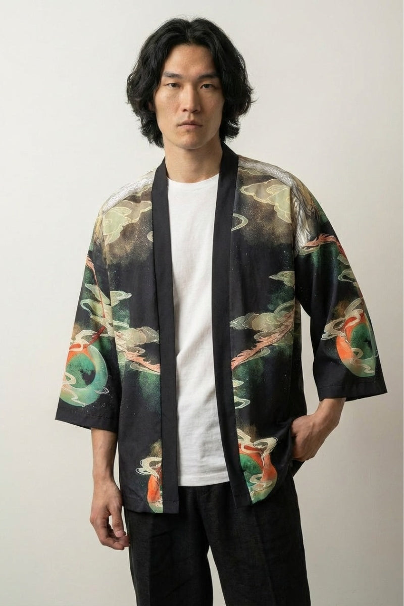 Kimono japonés de dragón Shen-Long Edición Kaito con motivo de dragón verde volador carpas koi naranjas sobre fondo negro de algodón corte haori mangas tres cuartos streetwear japonés Ropa Japonesa