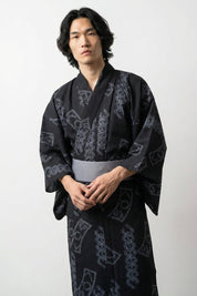 Kimono fashion hombre Kumimon negro motivo kumi nudos sellos geométricos cartuchos blasones gris pizarra algodón obi gris mangas anchas estilo streetwear japonés Ropa Japonesa
