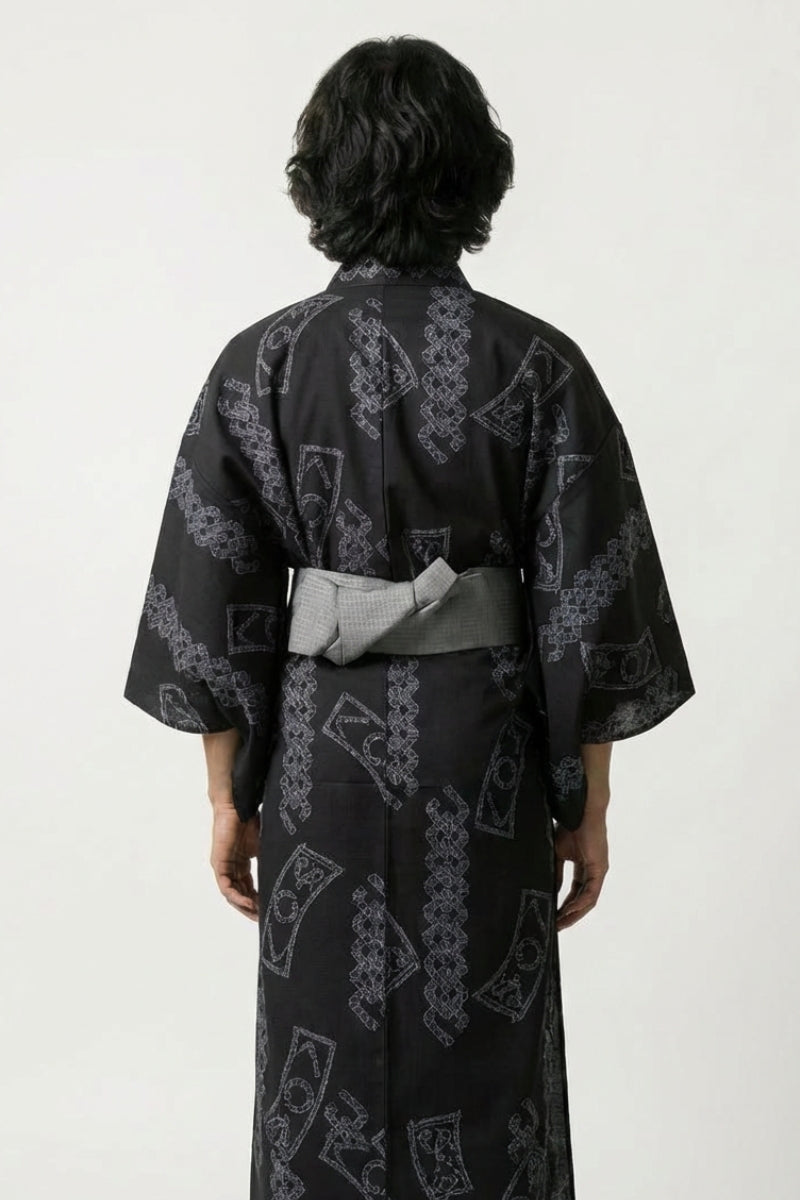 Kimono fashion hombre Kumimon negro motivo kumi nudos sellos geométricos cartuchos blasones gris pizarra algodón obi gris vista trasera mangas anchas estilo streetwear japonés Ropa Japonesa