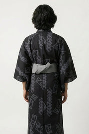 Kimono fashion hombre Kumimon negro motivo kumi nudos sellos geométricos cartuchos blasones gris pizarra algodón obi gris vista trasera mangas anchas estilo streetwear japonés Ropa Japonesa