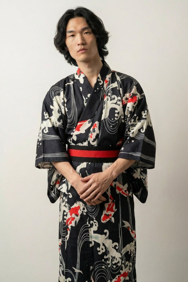 Kimono hombre moda Hekinan negro satén motivo carpas koi rojas olas blancas obi rojo negro mangas anchas estilo streetwear japonés Ropa Japonesa
