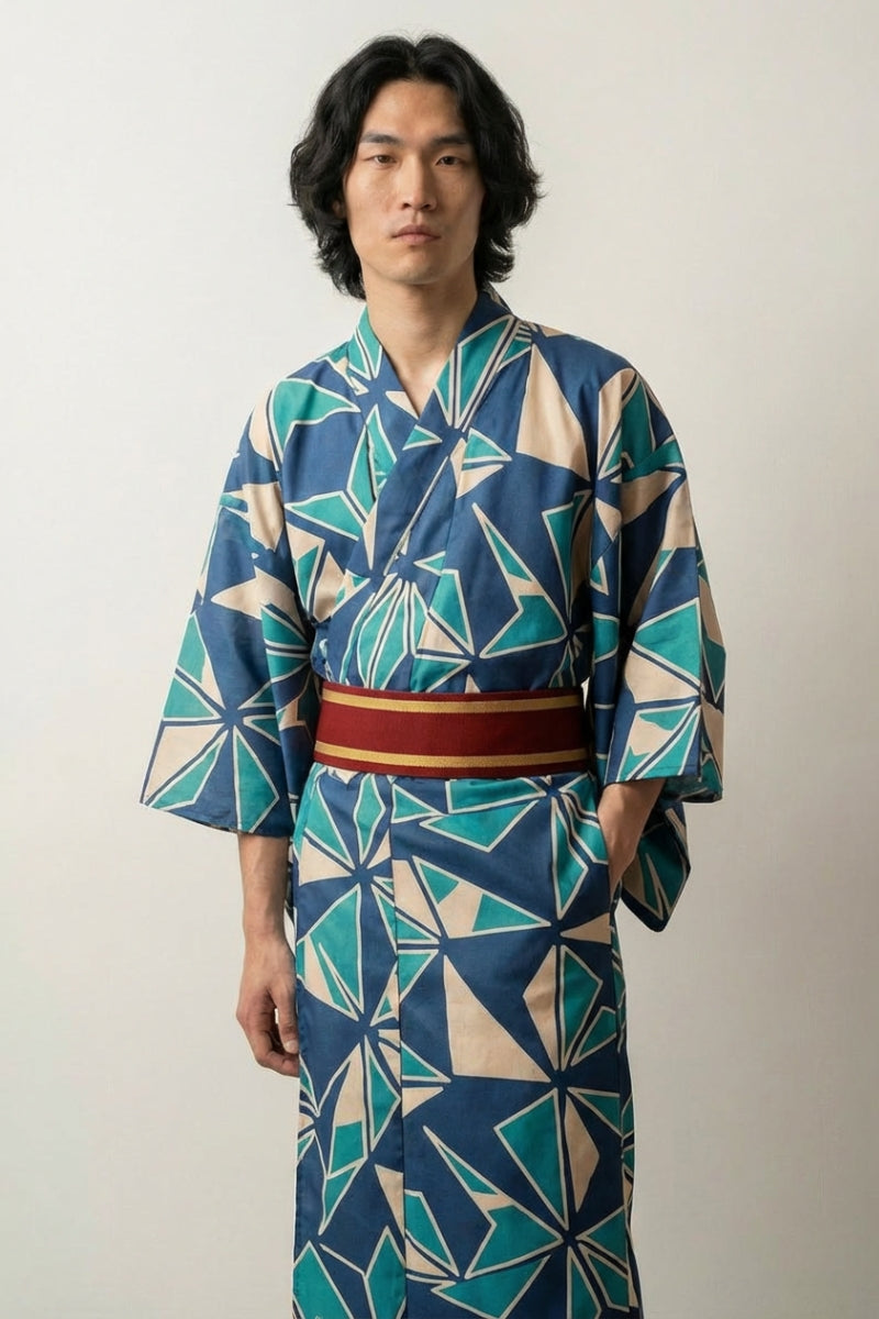 Kimono hombre moderno Toyoashi azul cobalto motivo geométrico cristalino triángulos estrellas turquesa blanco obi tricolor burdeos oro marino estilo streetwear japonés Ropa Japonesa