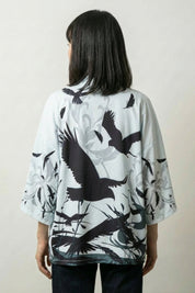 Chaqueta kimono blanca y negra Hisae blanca vista trasera grulla tsuru juncos streetwear japonés Ropa Japonesa