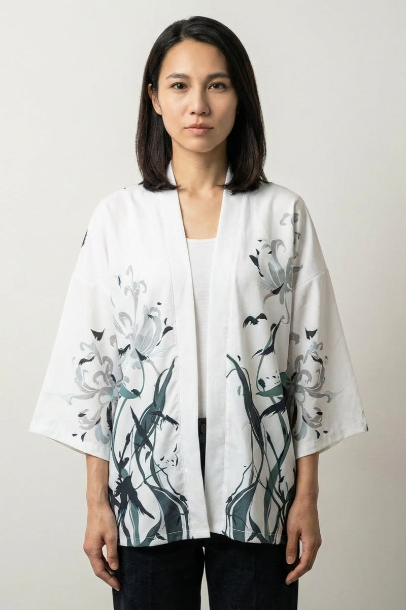 Chaqueta kimono blanca y negra Hisae blanca estampado de lirios y largos tallos vegetales corte abierto streetwear japonés Ropa Japonesa