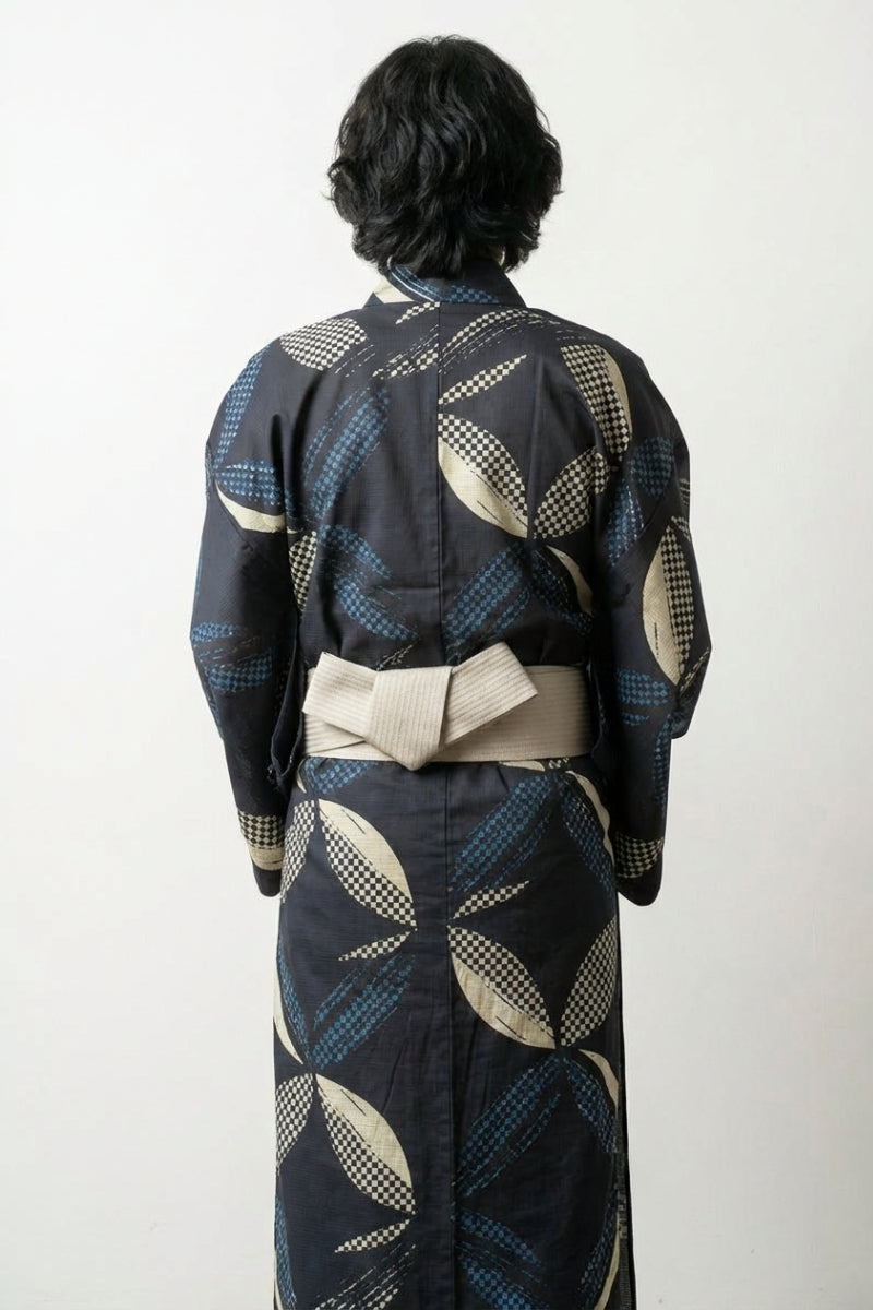 Kimono japonés para hombre Ichihane antracita motivo ichimatsu damero hojas negro marfil cobalto algodón obi gris vista trasera mangas anchas estilo streetwear japonés Ropa Japonesa