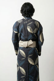 Kimono japonés para hombre Ichihane antracita motivo ichimatsu damero hojas negro marfil cobalto algodón obi gris vista trasera mangas anchas estilo streetwear japonés Ropa Japonesa
