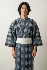 Kimono japonés tradicional Hishigata motivo rombos hishigata azul acero negro carbón tejido entrecruzado algodón obi blanco mangas anchas estilo streetwear japonés Ropa Japonesa