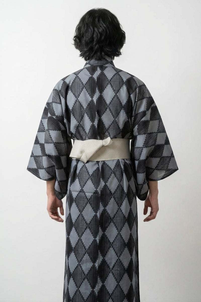 Kimono japonés tradicional Hishigata motivo rombos hishigata azul acero negro carbón tejido entrecruzado algodón obi blanco vista trasera mangas anchas estilo streetwear japonés Ropa Japonesa