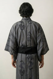 Kimono japonés vintage Ryuchiku gris dragones ryu bambú take rayas verticales tinta negra algodón obi negro vista trasera mangas anchas estilo streetwear japonés Ropa Japonesa