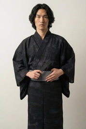 Kimono largo hombre negro Kurogane olas nubes jacquard tono sobre tono algodón obi antracita mangas anchas estilo streetwear japonés Ropa Japonesa