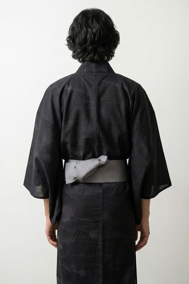 Kimono largo hombre negro Kurogane olas nubes jacquard tono sobre tono algodón obi antracita vista trasera mangas anchas estilo streetwear japonés Ropa Japonesa