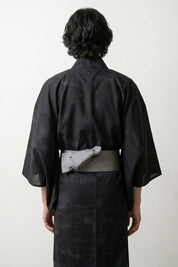 Kimono largo hombre negro Kurogane olas nubes jacquard tono sobre tono algodón obi antracita vista trasera mangas anchas estilo streetwear japonés Ropa Japonesa