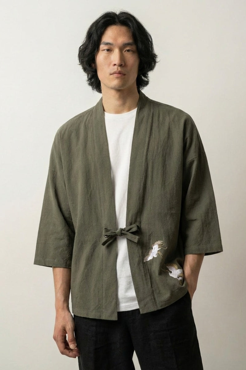 Kimono moda hombre Kogino verde caqui de algodón lino corte recto mangas tres cuartos cierre de cordón bolsillo bordado estilo streetwear japonés Ropa Japonesa