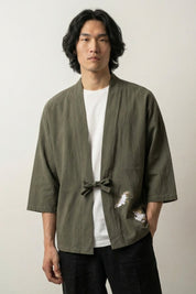 Kimono moda hombre Kogino verde caqui de algodón lino corte recto mangas tres cuartos cierre de cordón bolsillo bordado estilo streetwear japonés Ropa Japonesa