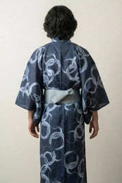 Kimono moderno hombre Ensogawa azul marino círculos enso zen caligráficos gris algodón obi gris pizarra vista trasera mangas anchas estilo streetwear japonés Ropa Japonesa