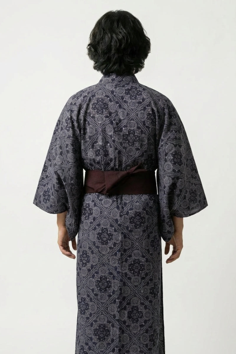 Kimono motivo japonés Hanamon azul marino kamon medallones rosetas geométricas lavanda gris algodón obi burdeos vista trasera mangas anchas estilo streetwear japonés Ropa Japonesa
